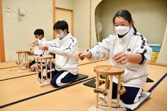 大関組紐でストラップ