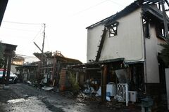 小山で住宅３棟全焼　２遺体発見、病死女性の次男と連絡取れず