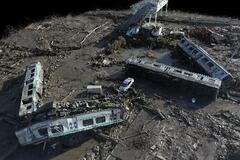 津波に襲われ電車８０ｍ流される
