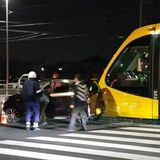 ＬＲＴ事故、Ｕターンの軽乗用車と列車が衝突　乗客約70人に影響