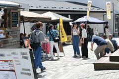 裏路地で交流を
