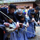 大蛇の目に見立てた的狙い、７歳男児が矢を放つ　魔除けや豊作を願う　鹿沼で日の出祭り