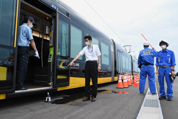 ＬＲＴと乗用車の接触事故を想定して行われた対応実践塾＝４日午後、宇都宮市下平出町