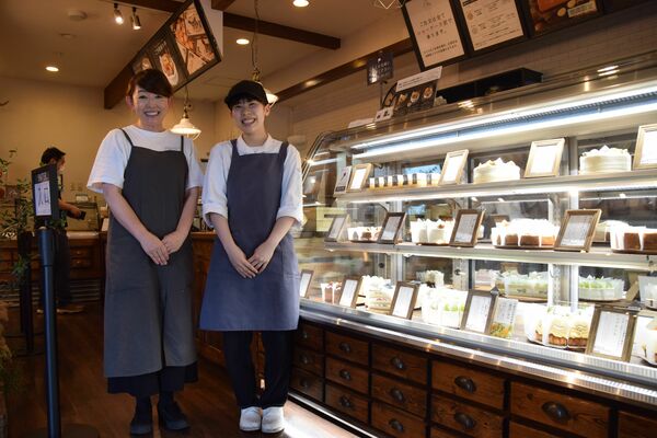 色鮮やかなケーキが並ぶ店内