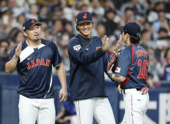 　３日の阪神戦に勝利し、タッチを交わす（左から）鈴木、大谷、周東＝京セラドーム
