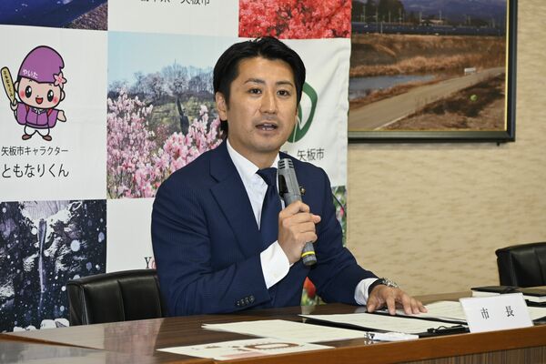 初の定例記者会見に臨む森島市長