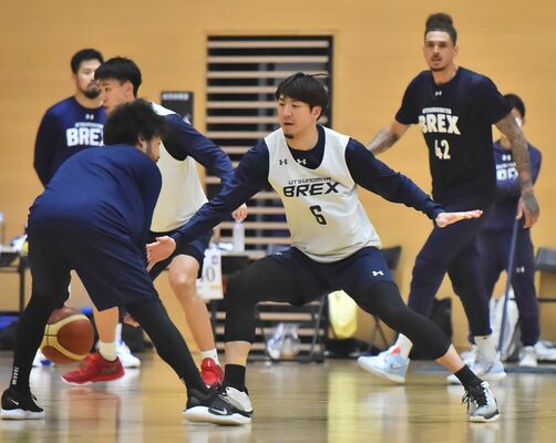 実戦形式の練習で田臥にプレッシャーをかける比江島（中央）＝日環アリーナ栃木