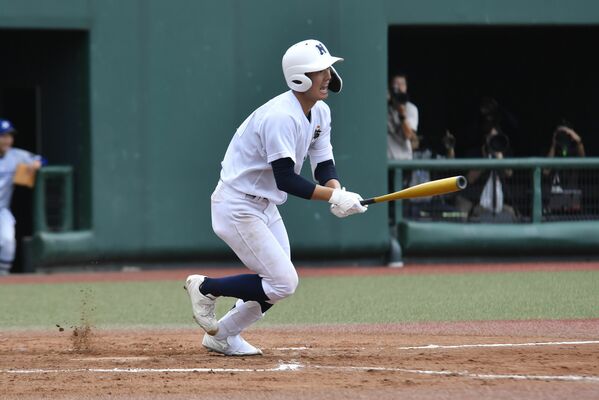 ８回、佐野日大の和栗が右越えに三塁打を放つ＝川崎市の等々力球場、鈴木航撮影