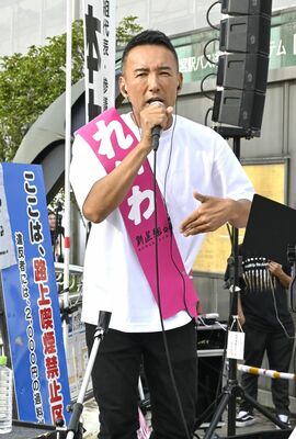 れいわへの支持を訴えた山本代表＝17日午後、ＪＲ宇都宮駅西口