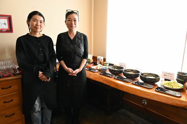 おばんざいのコーナーに立つスタッフ（左）と小川さん