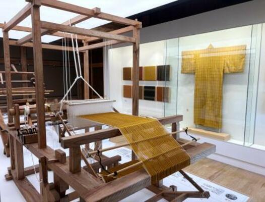 　絹織物「黄八丈」の展示＝東京都八丈町の八丈島歴史民俗資料館