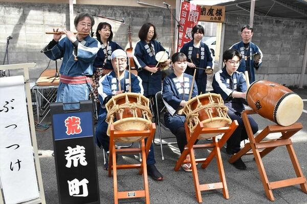 日曜朝市で演奏を披露する荒町囃子会