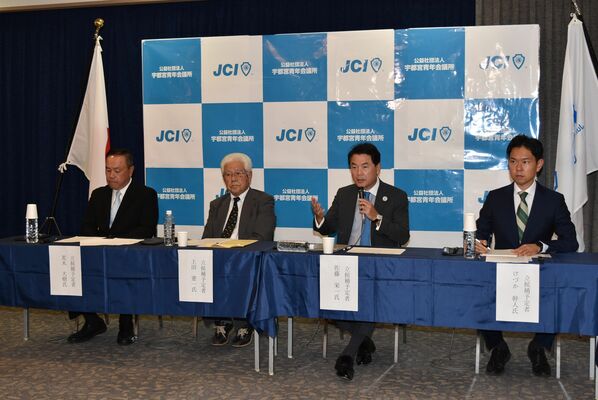 討論会に出席した（左から）荒木氏、上田氏、佐藤氏、毛塚氏＝26日夜、宇都宮市内