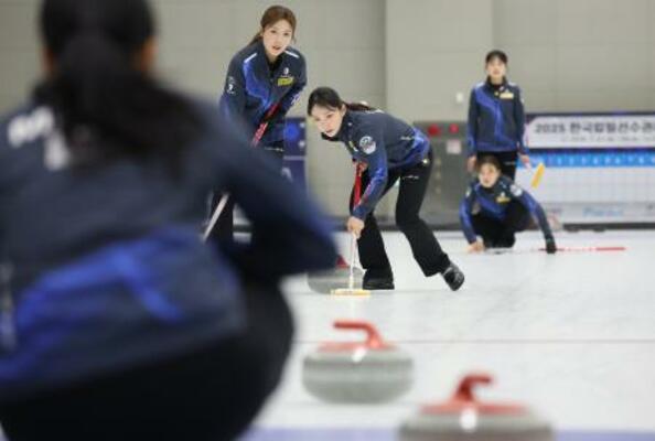 　練習するカーリング女子韓国代表「チーム５Ｇ」の選手ら＝１月２７日、韓国忠清北道（聯合＝共同）