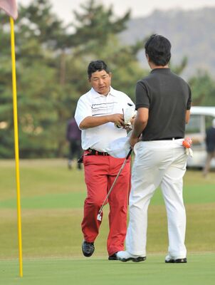 第44回の一般男子の部ＰＯで驚異の粘りを見せ３度目の優勝を飾った半田（左）＝都賀ＣＣ