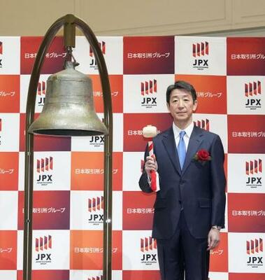 東京証券取引所の最上位プライム市場に上場し、記念式典に出席したSBI新生銀行の川島克哉社長=17日午前、東京都中央区