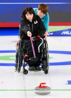 　日本―米国　第１エンド、ショットを放つ小川亜希＝コルティナダンペッツォ（共同）