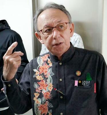 米軍普天間飛行場の返還を巡り、記者団の取材に応じる沖縄県の玉城デニー知事=24日午前、沖縄県庁