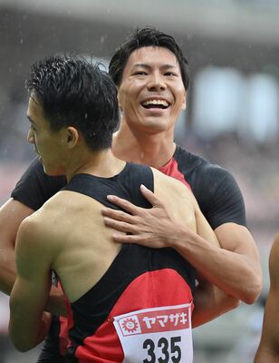 パリ五輪の日本代表に内定した佐藤（右）。日本選手権男子４００メートルで２位となり代表入りをたぐり寄せた＝６月30日、新潟市のデンカビッグスワンスタジアム