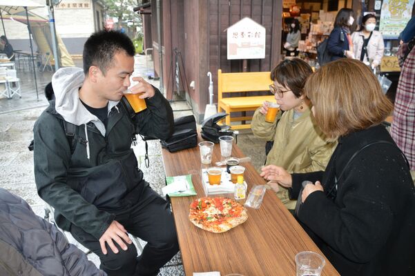 クラフトビールを味わう来場者