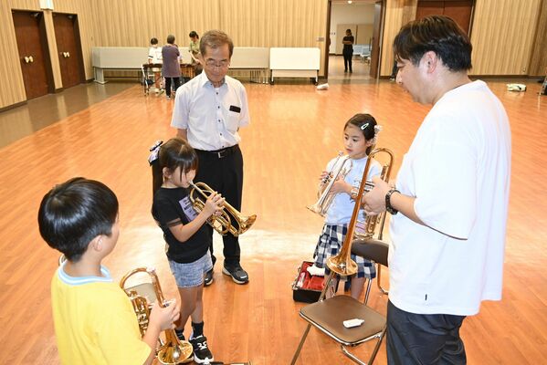 コルネットの吹き方を学ぶ子どもたち