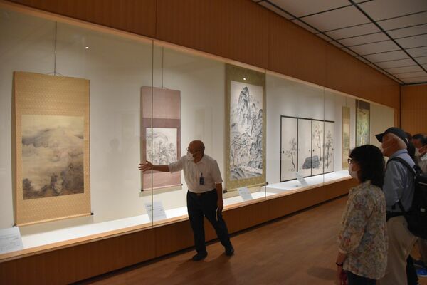 華厳社に所属した画家の名品が並ぶ企画展＝17日午前、日光市山内