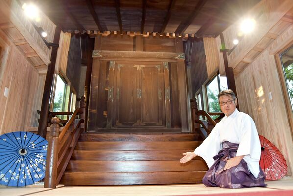 修繕された本殿と小幡宮司