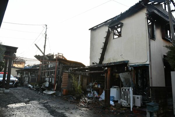 住宅３棟が全焼し、２人の遺体が見つかった火災現場＝12日午前７時、小山市横倉新田