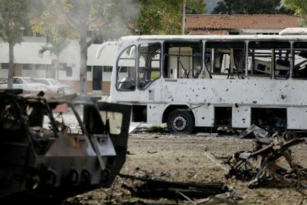 3日、ベネズエラ首都カラカスの軍基地で破壊された車両(ロイター=共同)