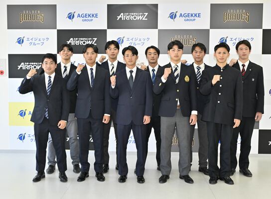 栃木GBでの活躍を誓う選手たちと山下監督(中央)=エイジェックスポーツ科学総合センター