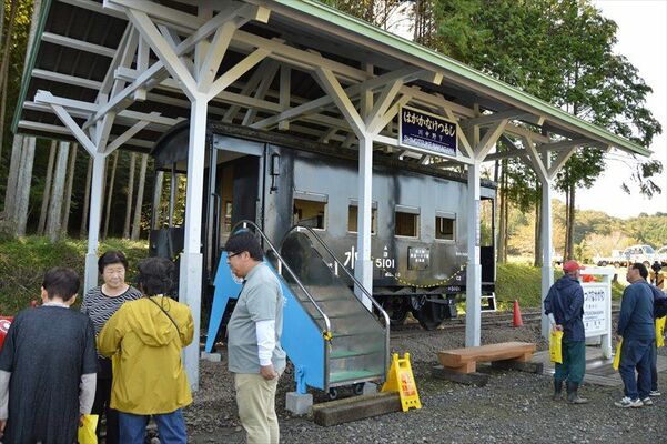 地元住民向けの見学会でに公開された駅舎風の上屋と、車掌車