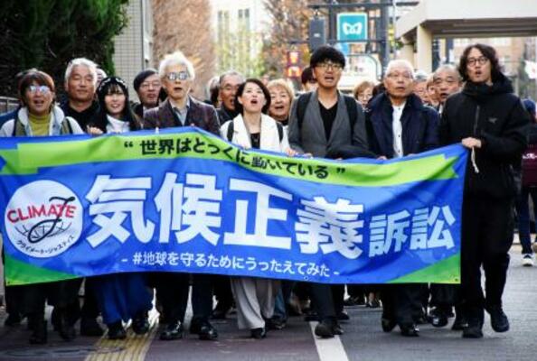 東京地裁に向かう原告ら=18日午後、東京・霞が関
