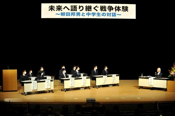 戦争や平和について語り合う柳田さん（右）と鹿沼市内の中学生