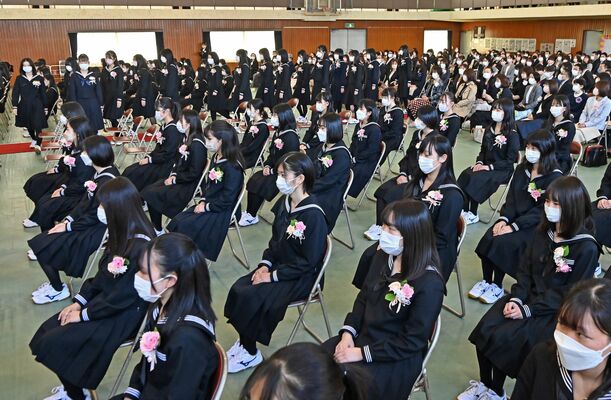 出席者全員マスク着用で行われた昨春の県立高卒業式。各学校は半月後に迫った今年の式の対応を検討している＝２０２２年３月、足利市有楽町
