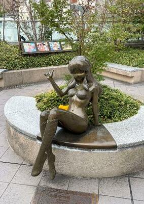 　「大泉アニメゲート」に設置されている「うる星やつら」のラムのブロンズ像＝東京都練馬区