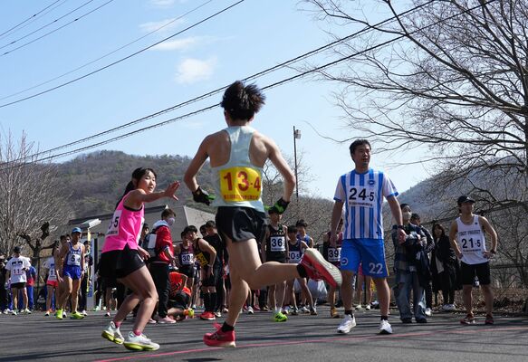 懸命にたすきをつなぐ選手たち