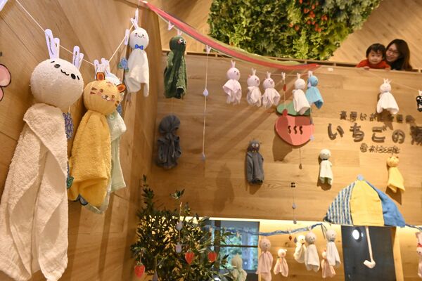 忘れ物のタオルで作った「てるてる坊主」が彩る売店スペース