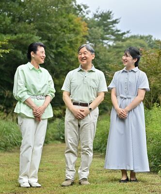那須御用邸内の休憩所「嚶鳴亭」周辺を散策される天皇ご一家＝12日午後４時40分、那須町内