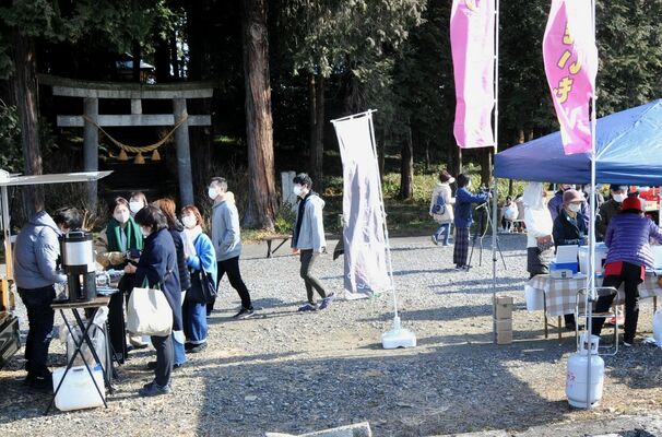 磯山神社周辺で初めて開かれたイソマチマルシェ