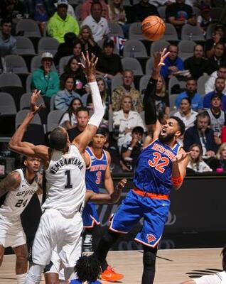 　スパーズとのＮＢＡ決勝第２戦で攻めこむニックスのタウンズ（右）＝サンアントニオ（ＮＢＡＥ・ゲッティ＝共同）
