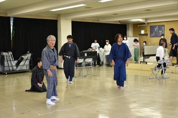 稽古に励む出演者