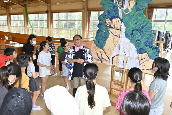 はりか山の構造などを学ぶ烏山小の児童
