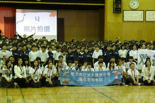 来校を歓迎し、台湾の生徒（前列）と記念撮影