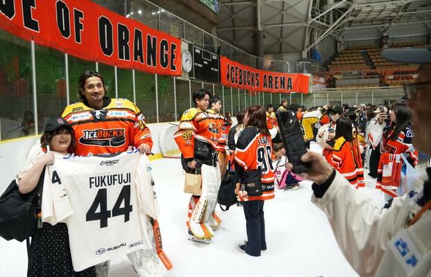 リンクで選手と交流するファンたち＝日光霧降アイスアリーナ