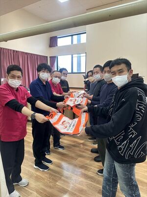 全国老施協が派遣したＤＷＡＴ。本県の派遣隊（左列）の支援後、他県の派遣隊に引き継いだ＝２日午後、石川県白山市（全国老施協提供）