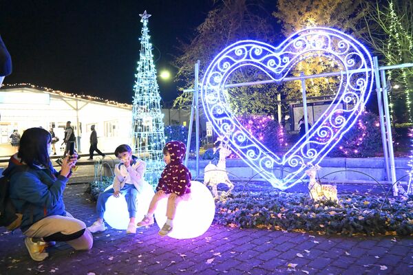 写真撮影を楽しむ家族連れなどでにぎわう会場