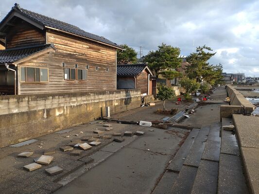 津波が押し寄せたとみられる海岸沿いの歩道＝４日、石川県珠洲市（田保さん提供）