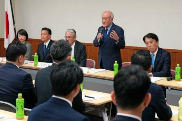 　自民党の新人議員向けの研修会であいさつする鈴木幹事長（右から２人目）。右端は「中央政治大学院」の斎藤健学院長代行＝１７日午後、東京・永田町の党本部