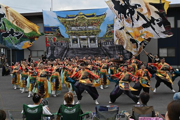 壮行会で関係者に演舞を披露する「勢や」のメンバーたち