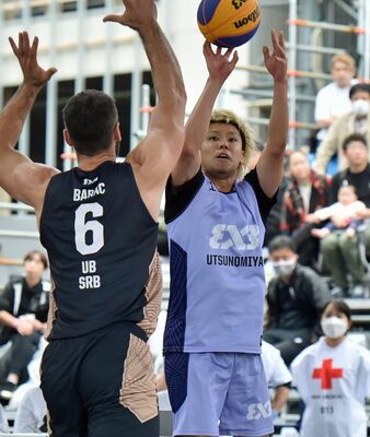 ２点シュートを放つブレックスの斉藤洋（右）＝昨年４月の前回大会決勝トーナメントから